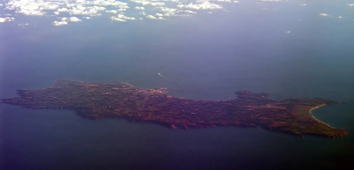 Flygfoto över ön Jersey och den långa St Ouen-viken