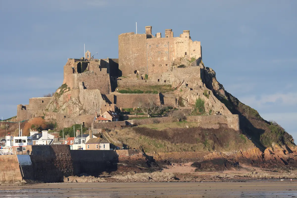 Mont Orgueil Castle reser sig vid Goreys kust