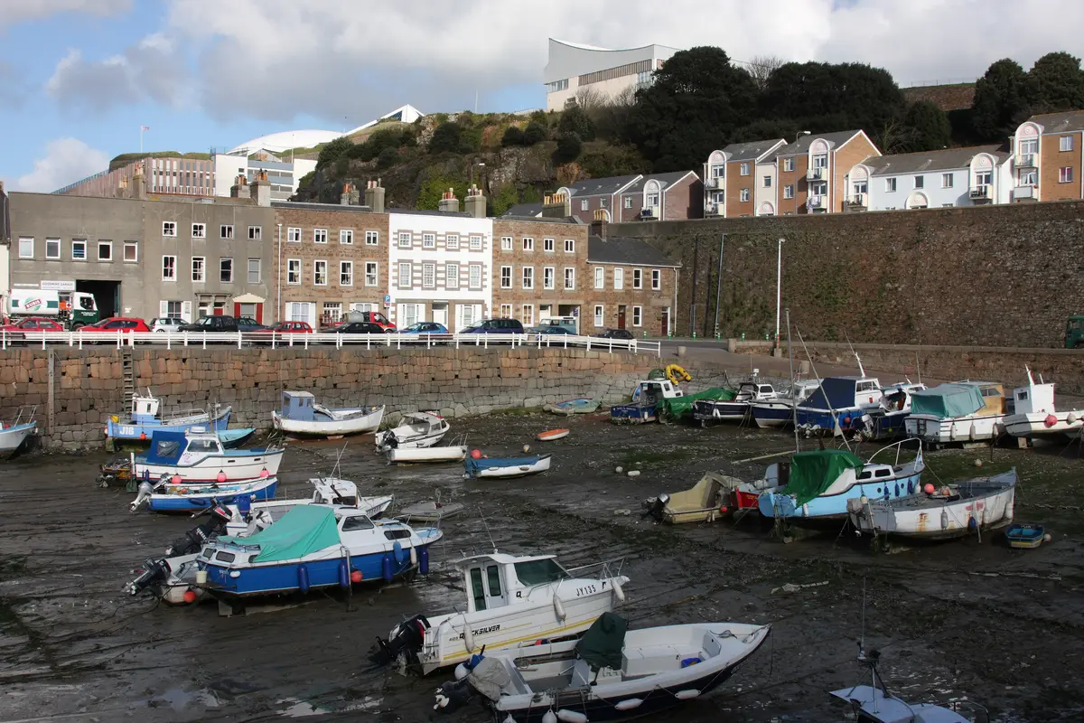 Hamnområdet i Saint Helier vid lågvatten